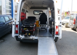 Krankentransportwagen mit Fahrtrage und Tragestuhl