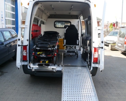 Krankentransportwagen mit Fahrtrage und Tragestuhl