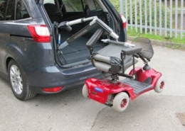 Dank fortschirttlicher Technik und erstklassigem Design kann der Olympian Kofferraumlift auf Knopfdruck mühelos Scooter und Elektrorollstühle aller Art in den Kofferraum eines Autos heben - und ganz einfach abmontiert werden, um wertvollen Platz zu sparen.
